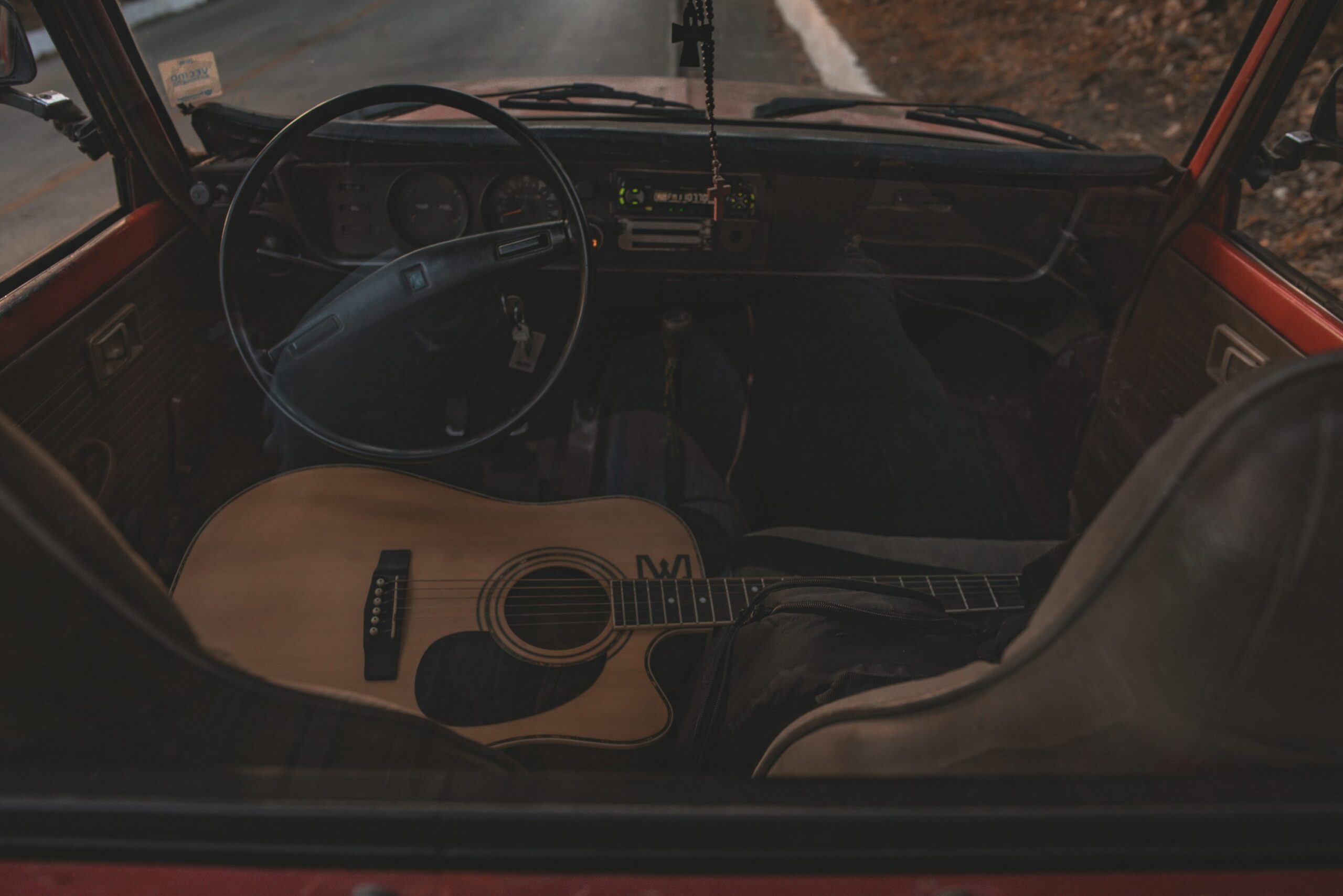 black car steering wheel during daytime